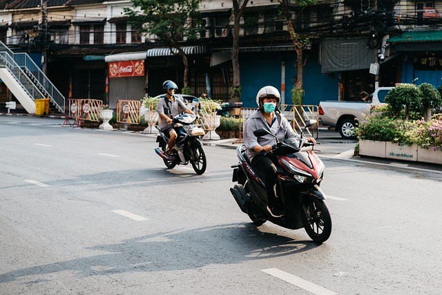 berkendara motor di jalanan