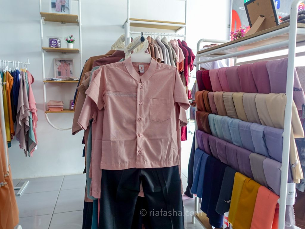 baju koko anak di pajangan toko senyumuslim gallery