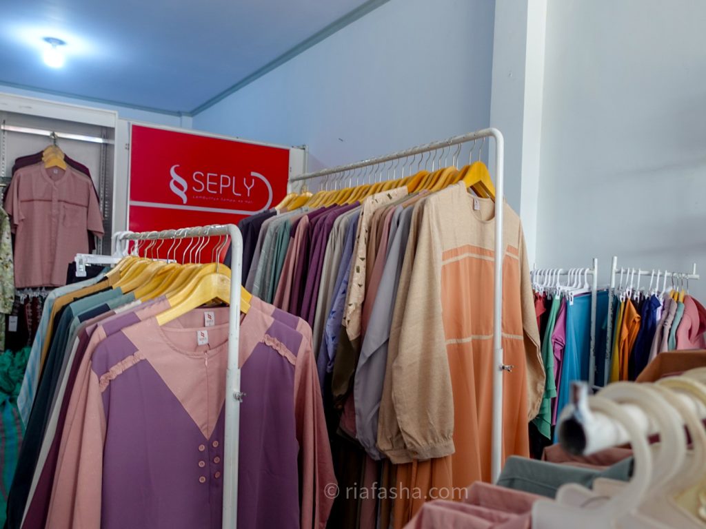 gamis wanita seply di pajangan toko