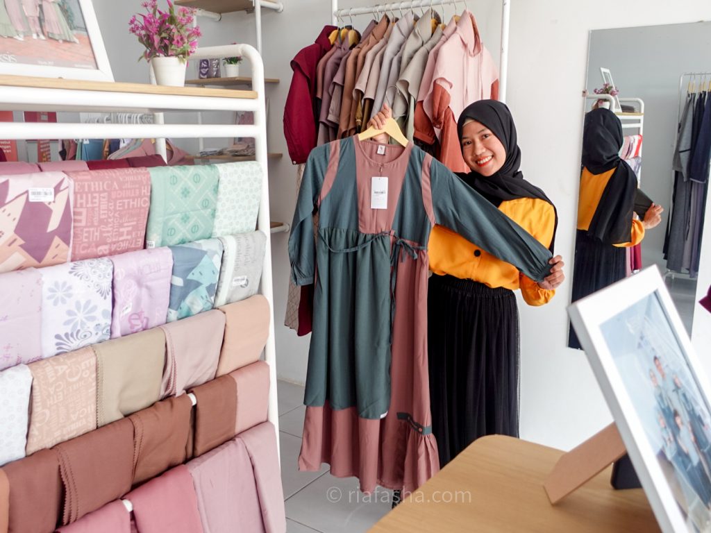 baju muslim seply dipegang wanita muslimah