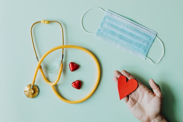 stetoscope dengan gambar hati dan masker