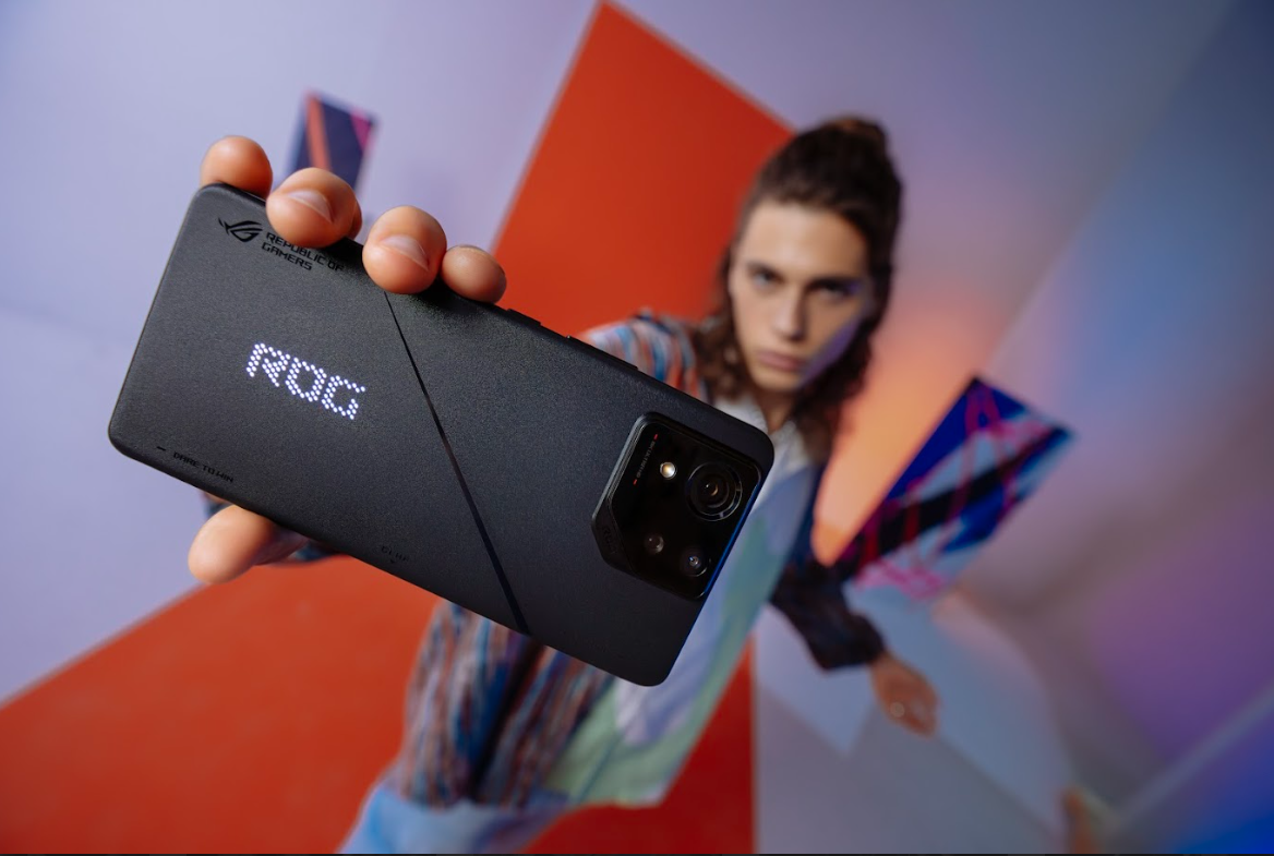 lelaki memegang asus rog phone 8